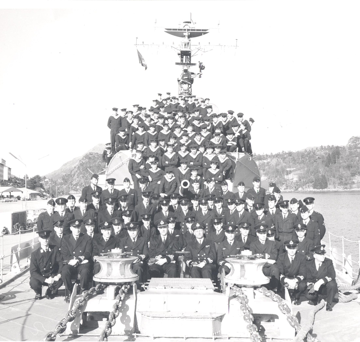 Besetningen på C-kl jageren KNM Stavanger 18/3-1966.