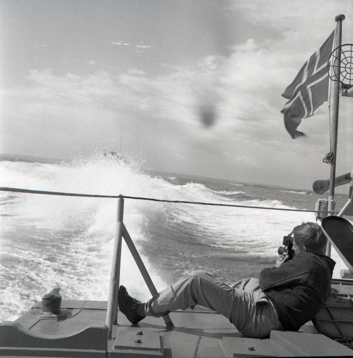 Samlefoto: Elco-klasse MTB-er gjennom Bandak-kanalen i juli 1953.
Full fart, med kameramann.