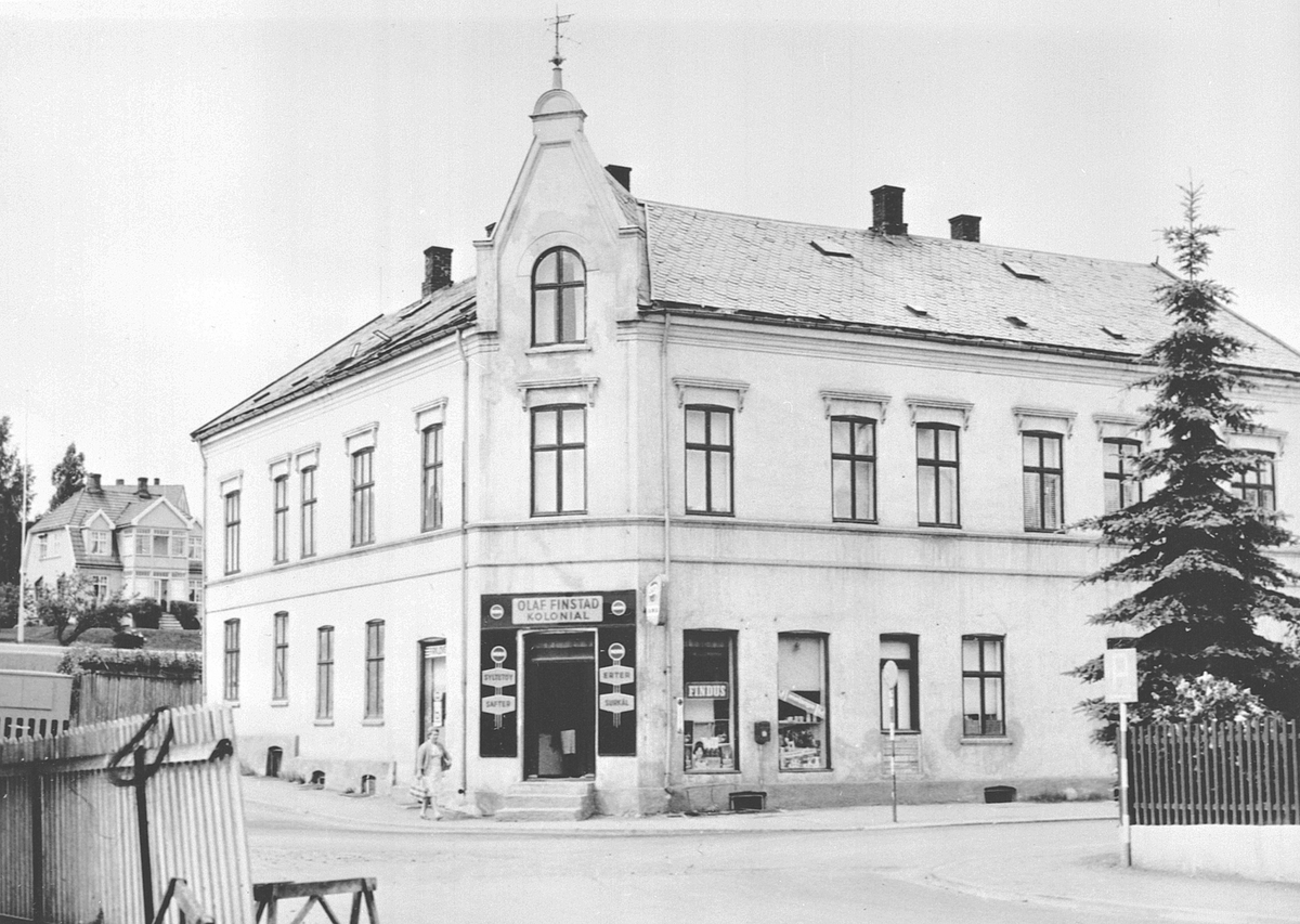 Hamar, Vangsvegen 62, Wieberggården, bygård, tegnet av arkitekt/ingeniør Axel Daniel Halvorsen ca 1900, Olaf Finstad etablerte kolonialbutikk i bygården i 1935.
