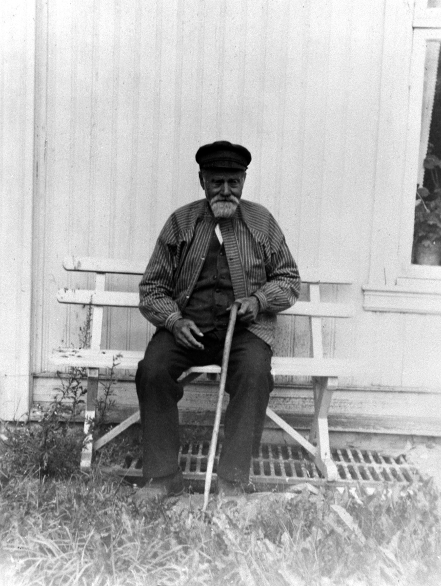 Ringsaker, Ringstrand, Onsums hjem for eldre, husmann Edvard Johannessen Støen (1850-) som kom fra Heggenhaugstøen i Gaupen hvor han var ekspeditør for dampskipene, mjøsbåtene, husmann på Heggenhaugen gård,