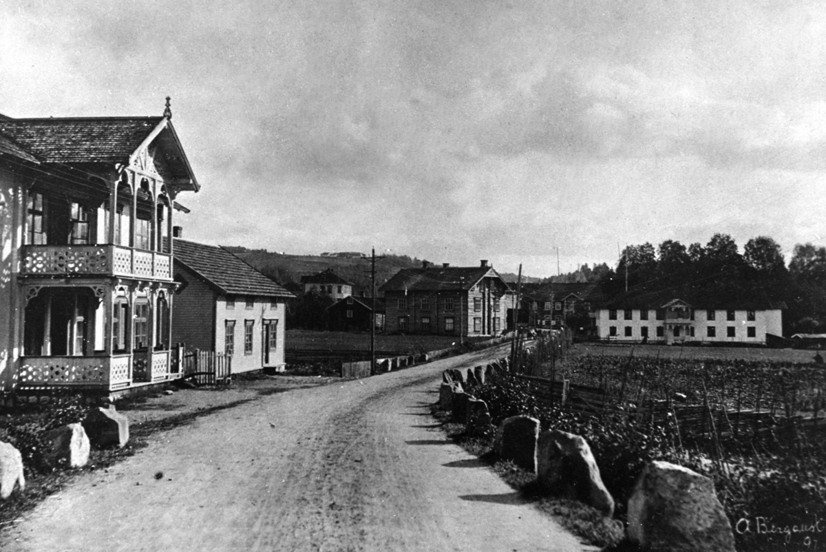 Postkort, Brumunddal sentrum, Furnesvegen. Til venstre er Broberg, Jevne, Helgeby. Midten er Heimdal. Til høyre er Øverbakken, Brumunddal hotell.