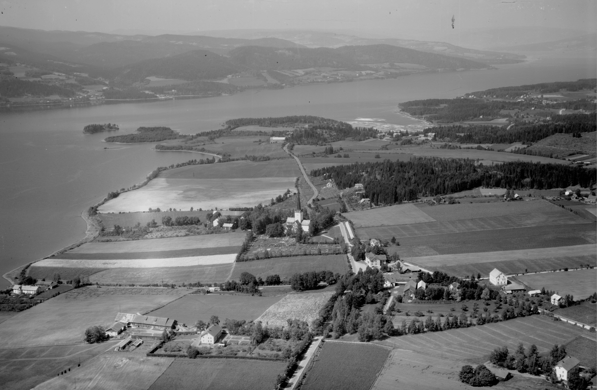Flyfoto av Ringsaker kirke, Tingvang og Prestegården. Utslipp fra cellulosen i bakgrunn.