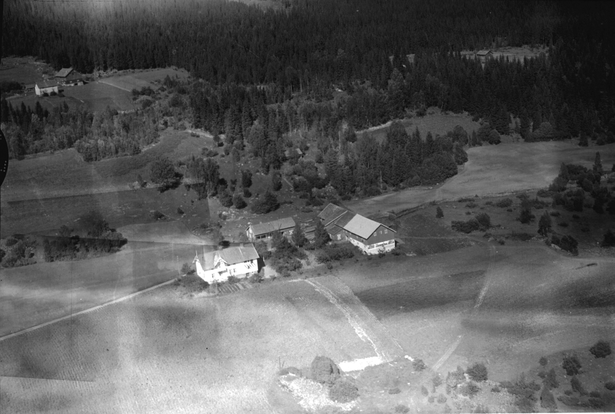 Flyfoto av Aaset søndre, Åsmarka, Ringsaker. I bakgrunnen til venstre, Aasethagen. Bakerst til høyre Sør Aasethagen.