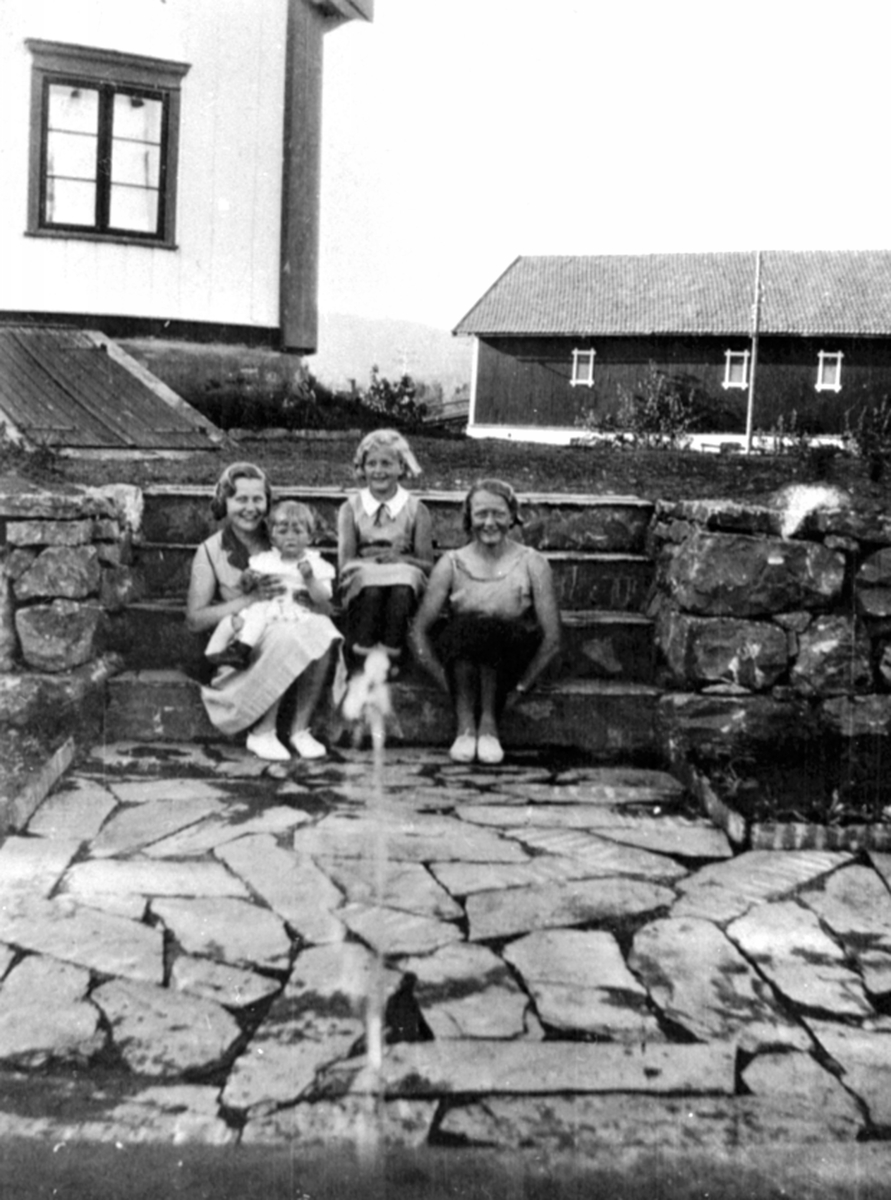 To søskenpar, fra venstre Gerd Lundby, deretter Brit Lundby og hennes søster Turid. Ytterst til høyre Åse Lundby som er Gerds søster. Buttekvern gard, Brumunddal. 
