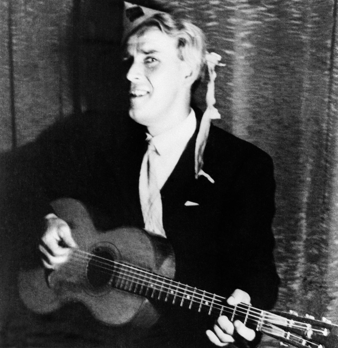 Alf Prøysen med gitar, karnevalshatt, fra revy på Sem i Asker under krigen.