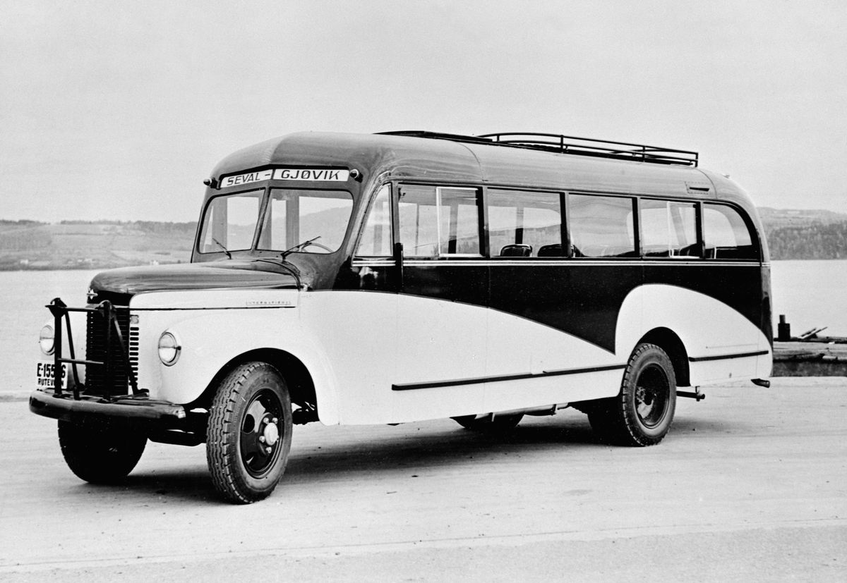 24-seters buss. Bygget over International chassis. Brumunddal Mekaniske verksted og støperi. Rutevogn på Seval-Gjøvik. Registreringsnummer E-15526. Årsmodell 1946.