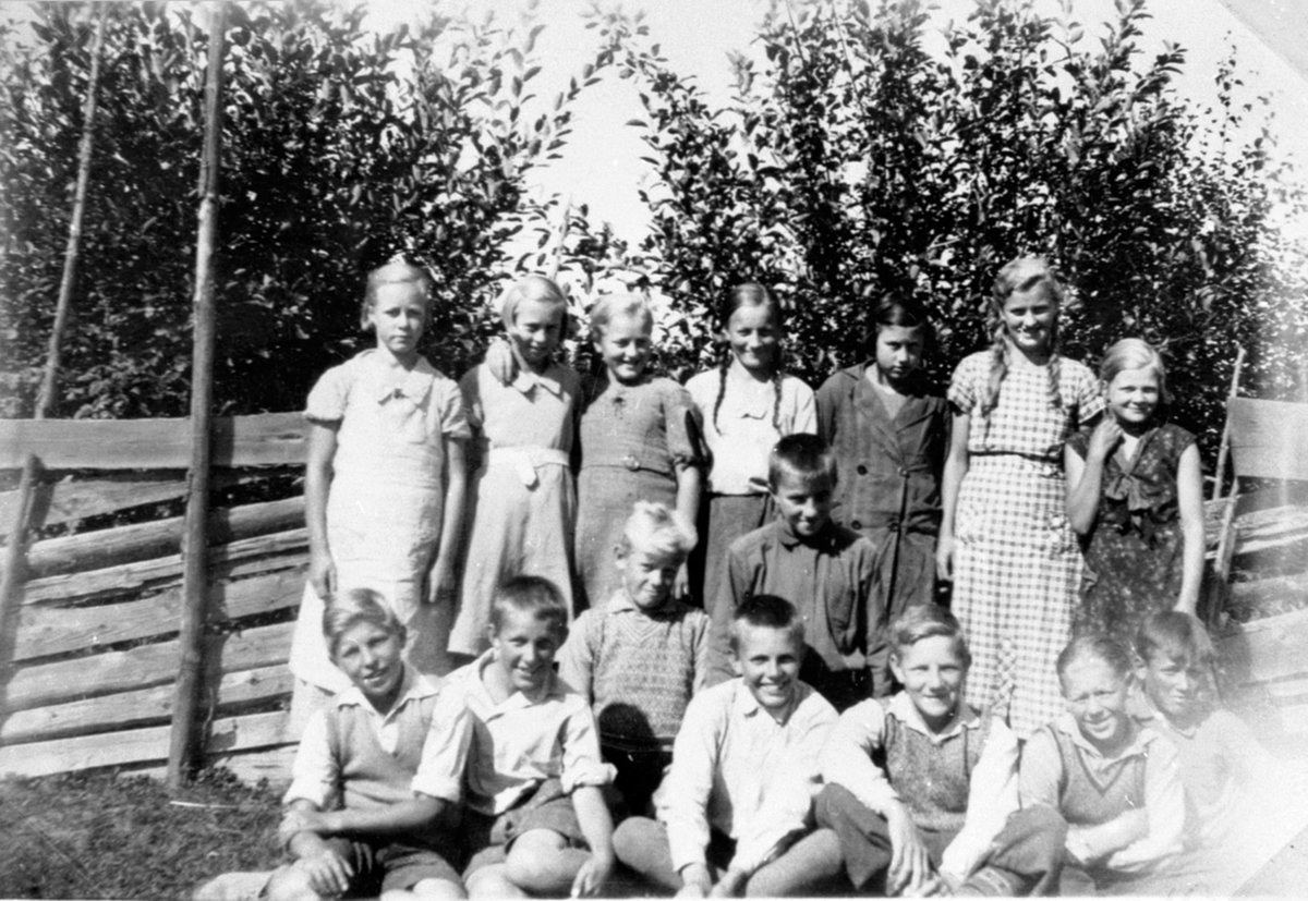 Femte og sjette klasse elever ved Fredheim skole, Ringsaker. Se reg. skjema for navn.