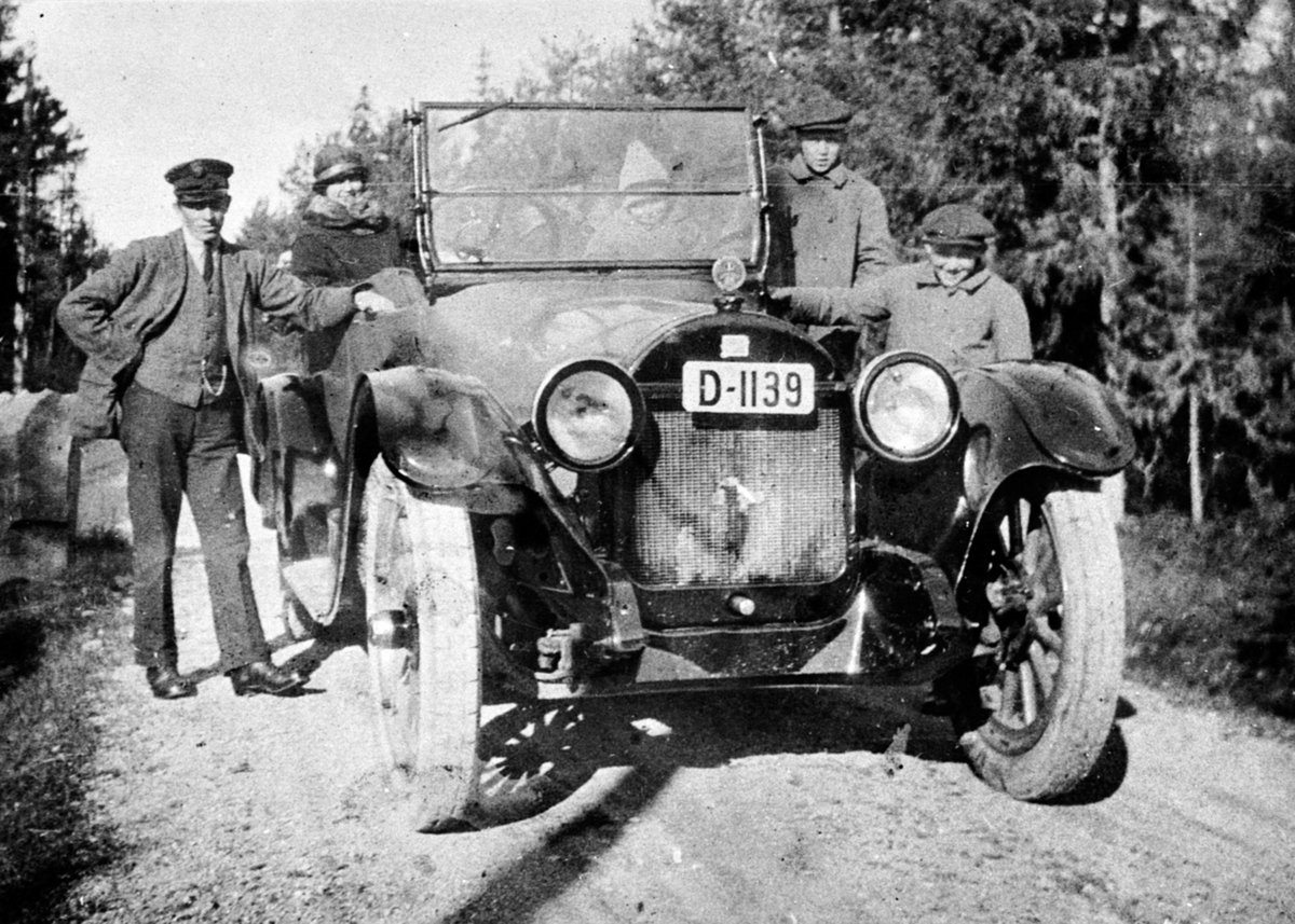 Bil, Buick 1921-23 modell. Sjåfør Erik Høisveen med passasjerer, Blændkønnvegen mellom Gjerlu og Putten, Furnes, Ringsaker. I bilboken for Norge 1925 er den registrert som drosje på Høisveen.