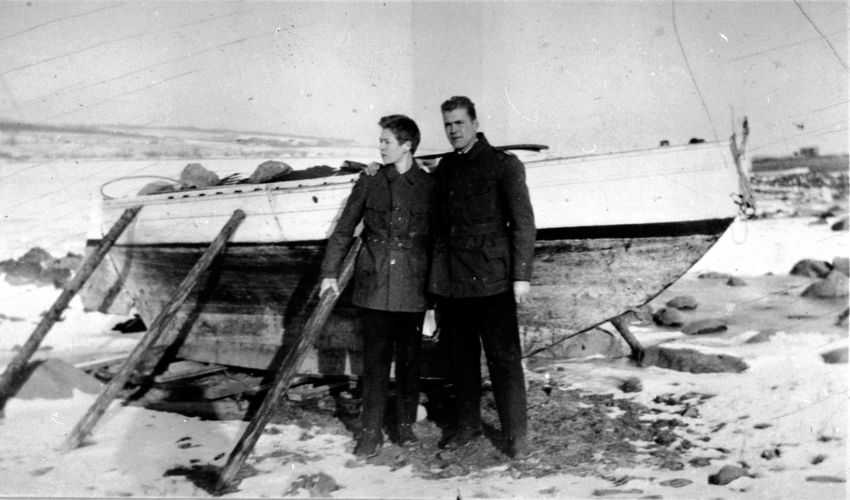 Seilbåt i opplag på stranda ved Toftes Gave, Helgøya. Alfred Randby f.1906 og Reidar Randby f.1900 foran båten.