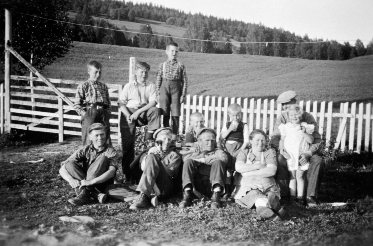 Familien Ulven med nabobarn på Bårdseth nedre, Næroset, Ringsaker.