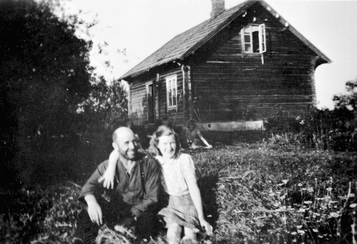 Sigurd Madsen f.1900 og Jenny Olsdatter Jørstad (1899-1976) utenfor huset i Kjella. Husmannsplass på Hovinsholm, Helgøya.