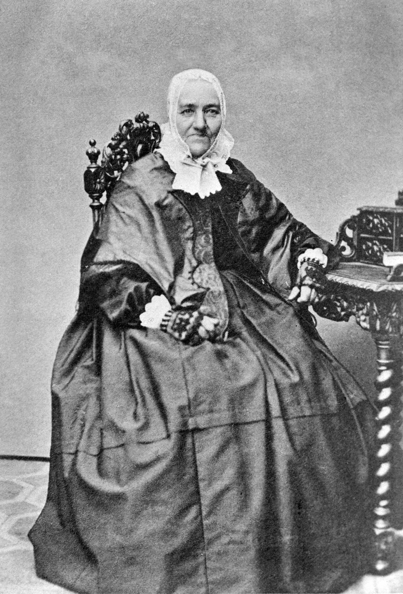 Portrett av Agnethe Mortensdatter Lie (1790-1867) født Fossum. Lie øvre. Kvinnedrakt og hodeplagg fra 1860-åra. Fotografert under et besøk i 1860-åra.