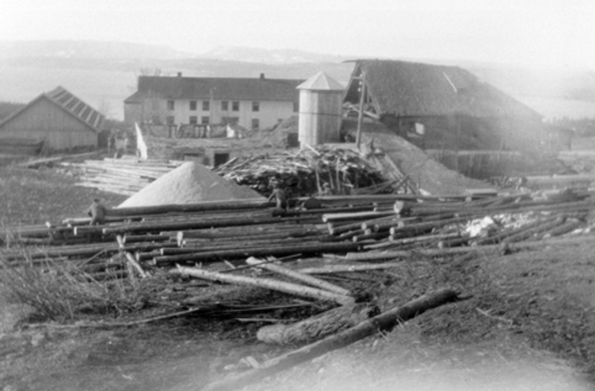 Den gamle låven på Aske nordre, Nes, Hedmark rives og settes opp igjen i 1925-1927.