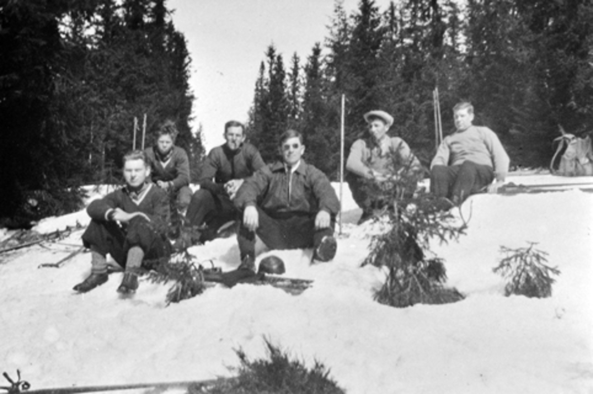 Gruppe menn på skitur i Furnes Almenning. Fra venstre er Jon Sørum, Bjarne Tåsåsen, Peder Tåsåsen, Kristian Rognstad, Jens Rønningsbakken, Einar Kristiansen.