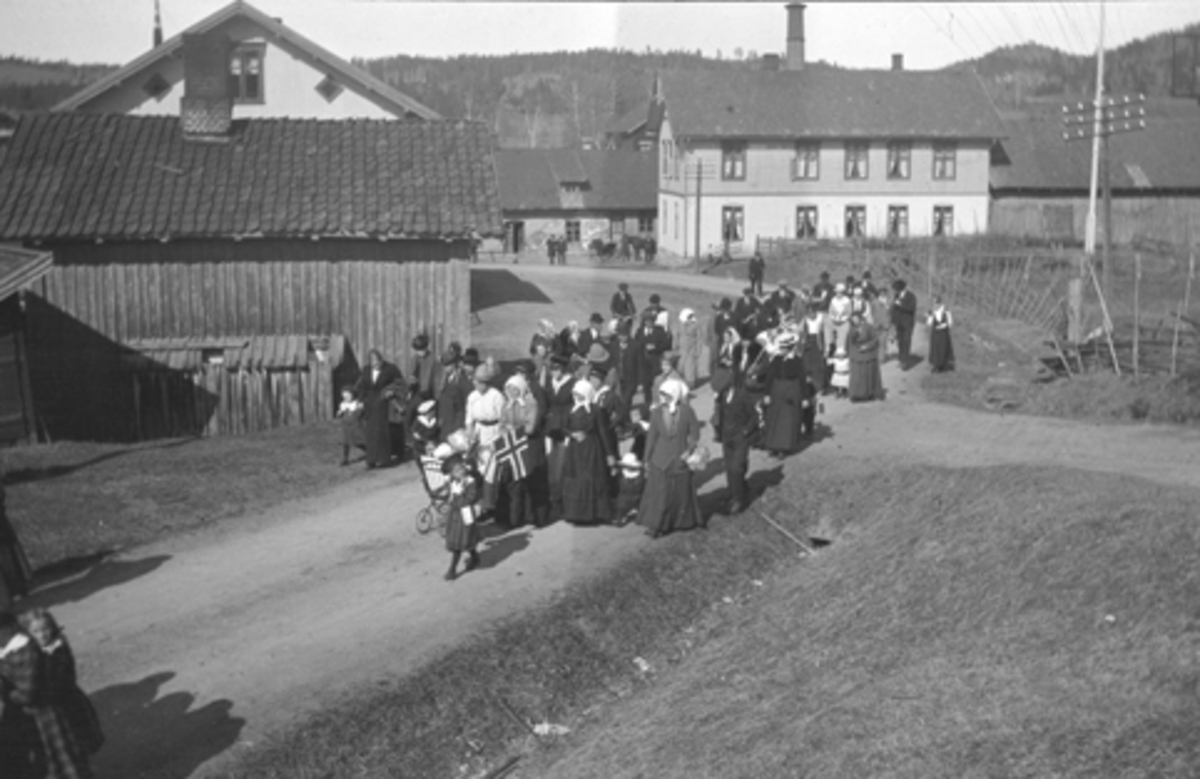 17. maitog i Gaupen, folketoget. Kjos, Bjertnes, Meieriet. Ca. 1918.