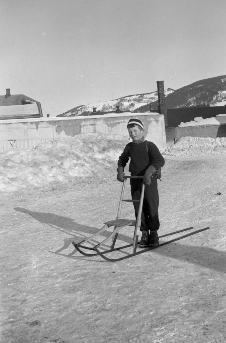 Mordal i Nygata i Brumunddal. Barn, vinter, spark. Utenfor Nygata 21: Svein-Erik Mordal f. 1941. 