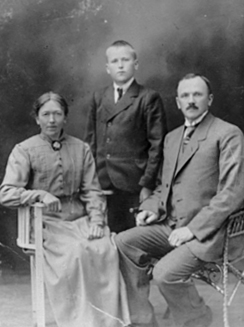 GRUPPE: 3, JULIE TØNSETH, JOHAN TØNSETH MED SØNNEN HALVOR TØNSETH FØDT: 1907, NYSTED