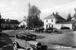 PARTI VED STANGE STASJON, BILER, HEST OG KJERRE MED MJØLKESP