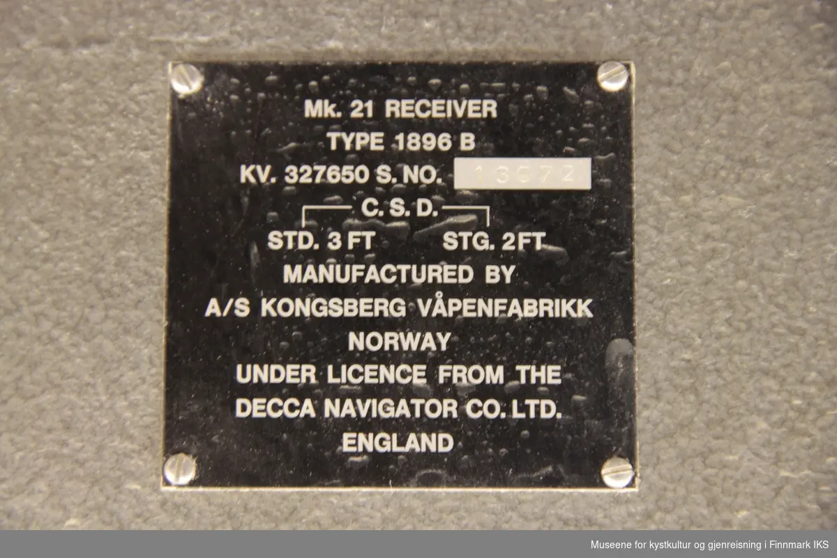 Decca MK-21 ble brukt ombord i båten "Våbøen" til systemet ble nedlagt i Januar 1997. De første kom i bruk på 60 tallet. Utenfor Gamvik brukte de den røde og fiolett, ved Sørøya fiolett og grønn og i Lofoten brukte de alle tre for å få kryssepeiling. Decca Navigasjonssystem var et lavfrekvens Rodio-navigasjonssystem som først be benyttet av de allierte under annen verdenskrig, særlig for å være på riktig sted ved landganger. Decca ble vannligst brukt av Kystfiskeflåten og skipstrafikken i kystfarvann. Finnmarkkjeden bestå av 7E Master var i Børselv, røde slave i Kirkenes, grønn slave i Vannøy Øst, fiolett/rød slave i Nordkapp og oransje  var brukt til "Ekstra" frekvens. Systemet er også blitt benyttet av fly og av helikoptertrafikken til oljeinstallasjonene i Nordsjøen. Systemet ble avløst av GPS. Decca sendersystemet har ikke vært i drift siden våren 2000.