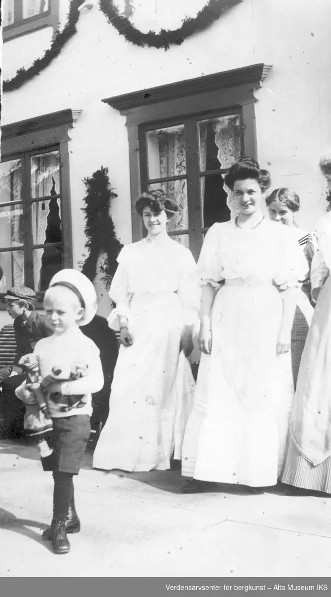 Kronprinsen og kvinner fremfor pyntet bygning. Alteidet, 1907