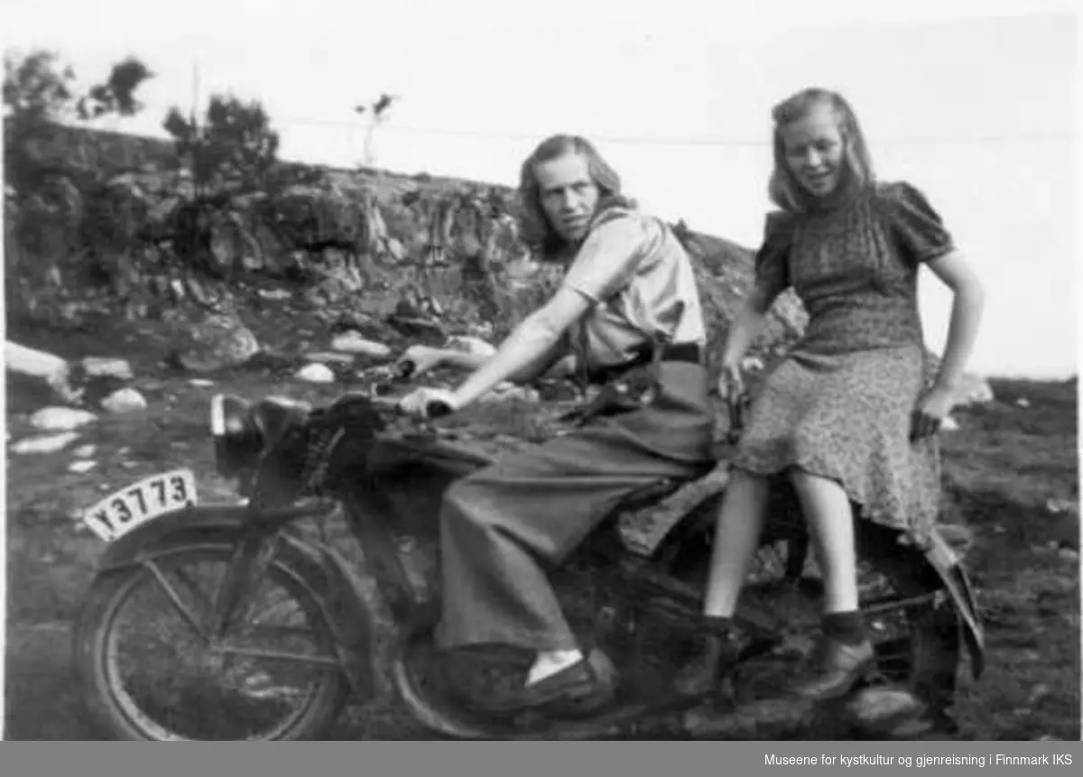 Kitty og Helga Rasmussen på motorsykkeltur, ca 1948