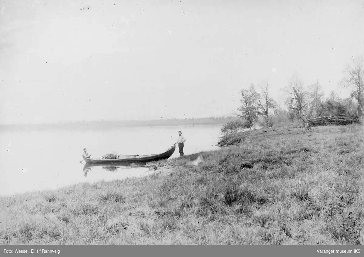 To menn i elvebåt på Pasvikelva ved Svanvik, Salmijærvi