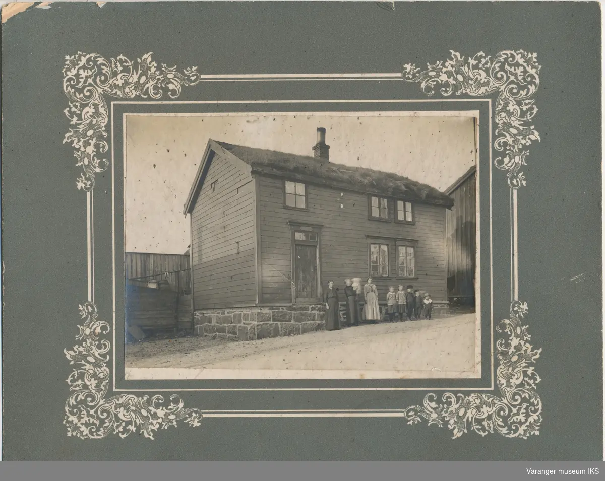 Familie foran hus i Tandberggata, ca. 1915