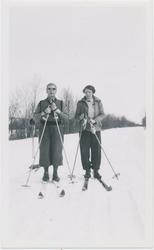 Ida Slettjord og antatt Jørgen Skodje på skitur