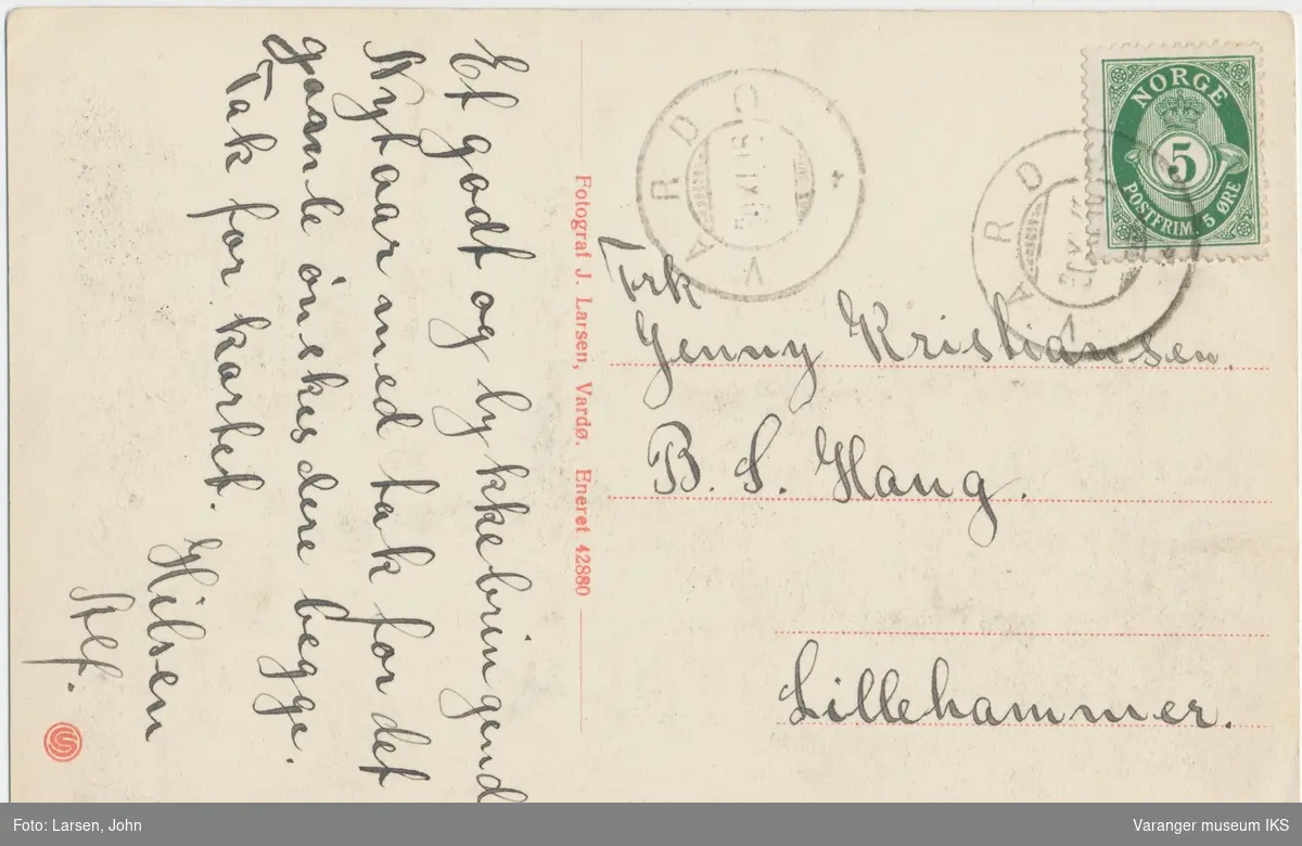 Postkort, fem personer i Festningsgata, Grand Hotell og Brodtkorbs forretning i bakgrunnen, 24. mai 1916