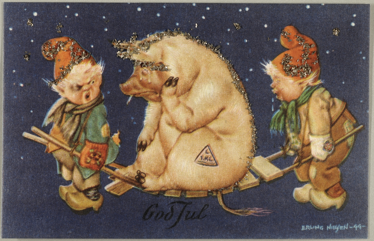 FTT.49687.01 - To nissetroll danser med en dame
FTT.49687.02 - Tre nisser kommer med julemat og en dame holder ensleiv og en visp
FTT.49687.03 - Kongetroll med krone og hale, gris som spiser opp julegaven og troll med kristorn på hode
FTT.49687.04 - To nisser som bærer en gris
FTT.49687.05 og 06 - Jente og gutt danser på en sky