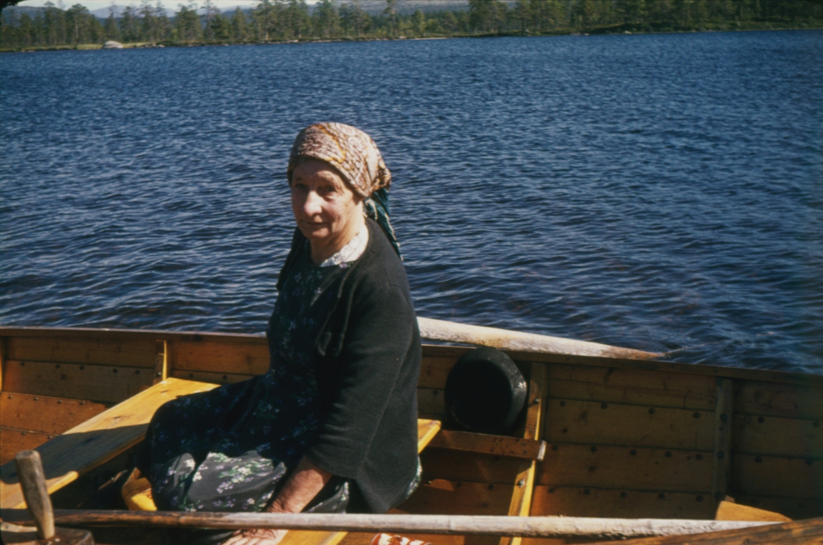 Anna Widén(Anna i Ødemarka) i robåt på Isteren ved Haugsetvollen