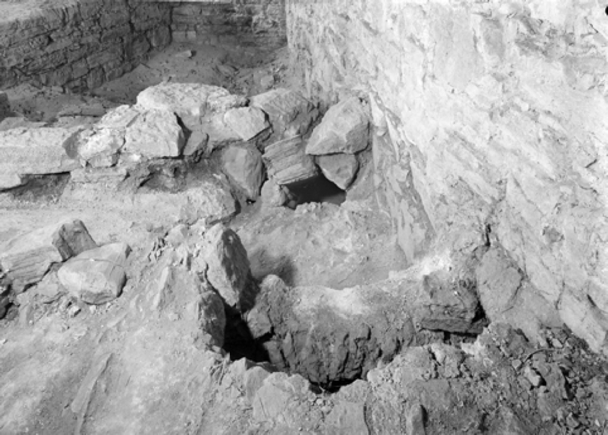 Arkeologiske undersøkelser i Hamar bispegård 1952. Søndre del av Storhamarlåvens midtfløy under utgravning. Kjellerruin inn mot vestre ringmur.