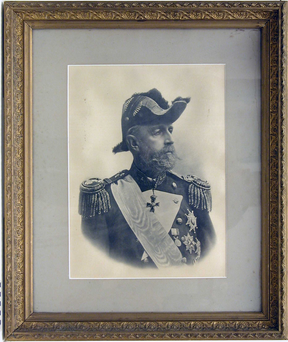 Portrett av Kong Oscar 2 i uniform med medaljer og utmerkelser.