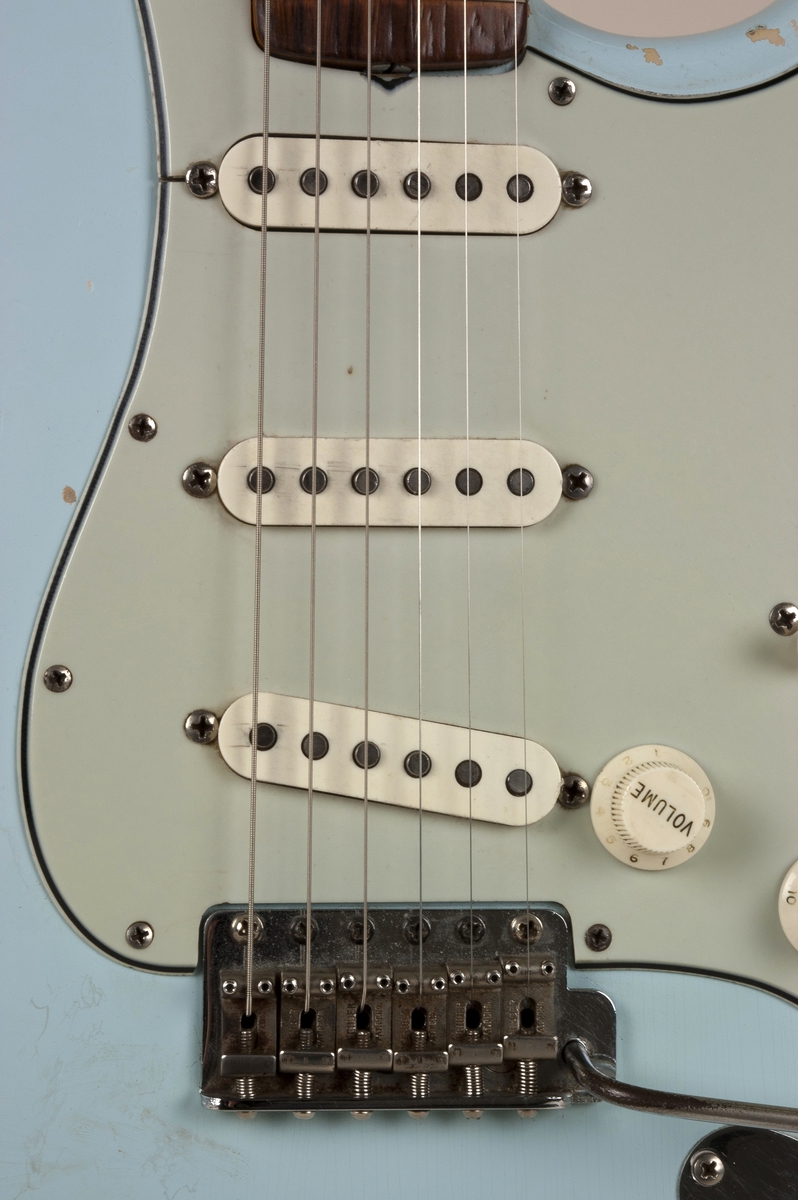 Elektrisk gitar med kropp av or (older), hals av lønn og gripebrett av rosentre. Gitaren er lakkert i fargen Sonic Blue. Gitarens bestanddeler er originale, med unntak av strenger, tverrbånd og stemmeskruer. Båndmerkene (prikkene) på gripebrettet er spesielle. Avstanden mellom de to som står i par (for å markere oktav) ble i 1963 endret på Fender-fabrikken. Tidligere hadde prikkene blitt plassert rett bak (sett ovenfra) strengene, men pga en feil ved stanseverktøyet ble avstanden lengre. Det resulterte i at prikkene havnet mellom strengene i stedet. Da feilen ble oppdaget ble det likevel ikke gjort endringer, pga fabrikkens trange økonomi. Produksjonsfeil førte altså til estetiske endringer på gripebrettet. Serienummeret som er innskrevet på metallplaten (gitarkroppens bakside) sier "L14146". Med det menes "no 14146". Dette er også en produksjonsfeil. Verktøyet som stanset numrene hamret inn "L" i stedet for "1", men man hadde ingen mulighet til å skifte alle de platene som allerede var blitt montert.