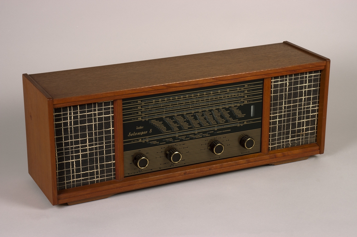 Rørradio med to innebygde høyytalere (Goodman 8" x 5"). Kabinett i siamteak eller polyesterbehandlet mahogny. Inngang til phono og båndopptaker, utgang til eksterne høyttalere. Tonekontroll med 7 ulike klanginnstillinger.