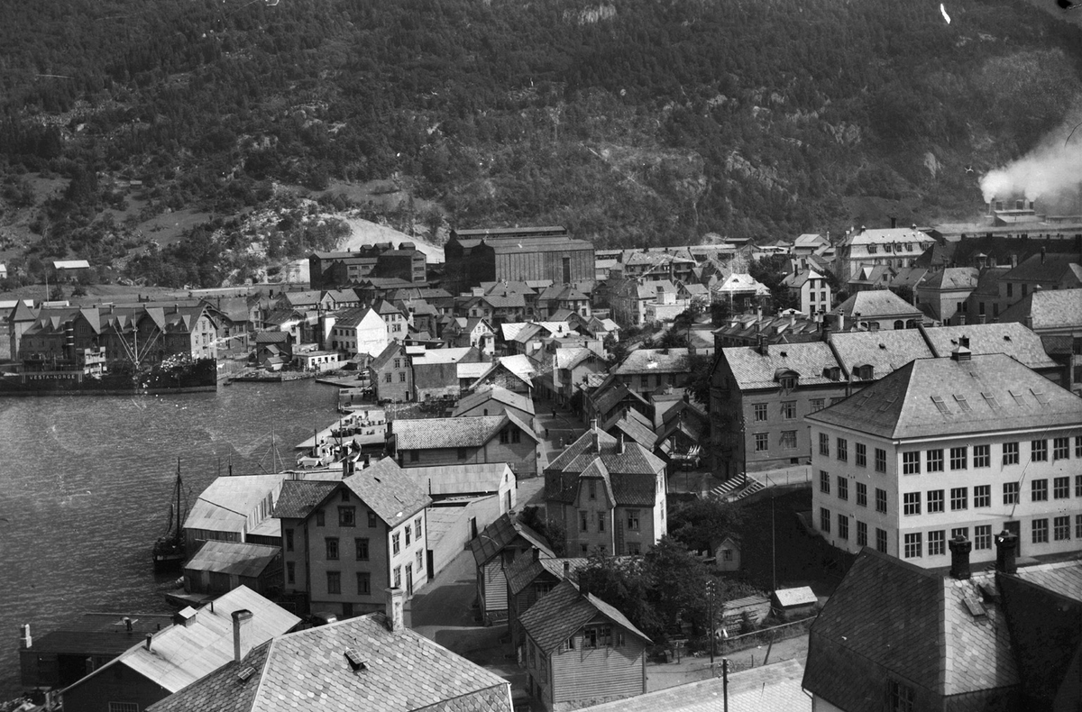 Odda sentrum med hamna og smelteverket. Båten "Vesta-Norge" ligg til kai.