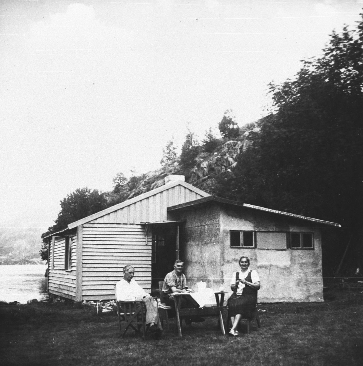 Olav Holm saman med ved hytta på Kyrping saman med Karl og Johanna Johansen.