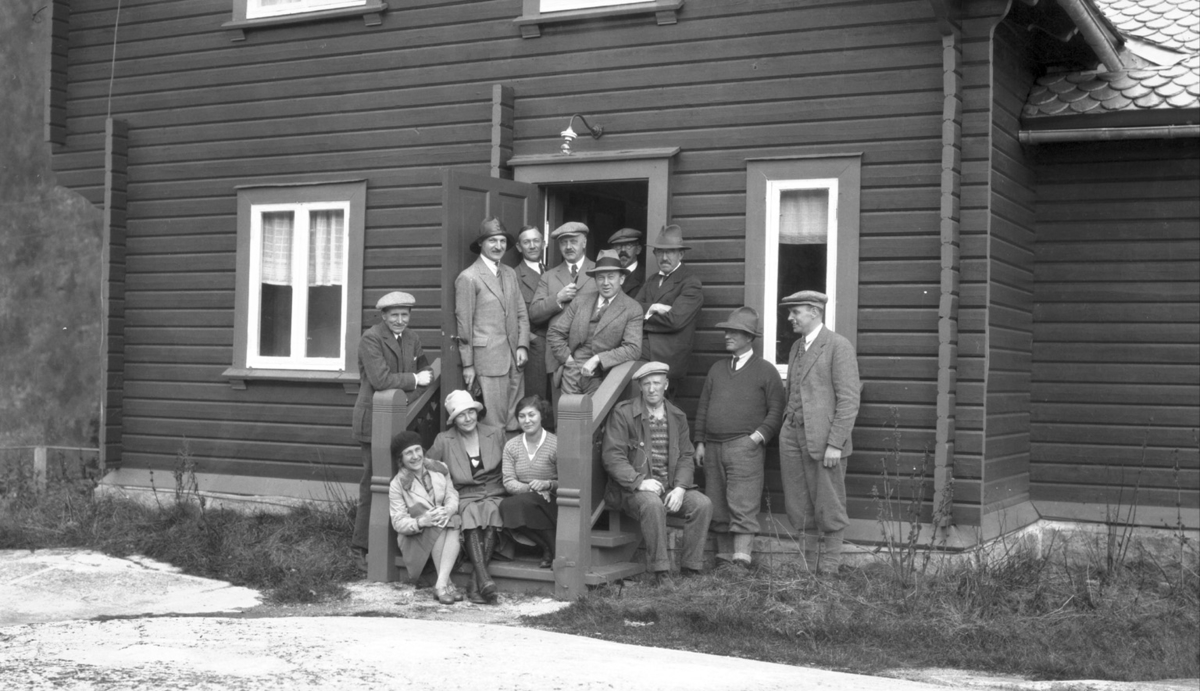 Folk utanfor Villaen i Skjeggedal i 1929.