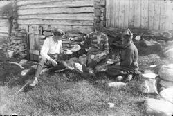 Kafferast foran hytte. Samisk kvinne.