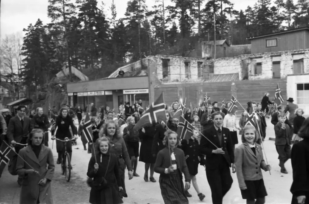 Barnetog, Storgata, 17. mai 1945