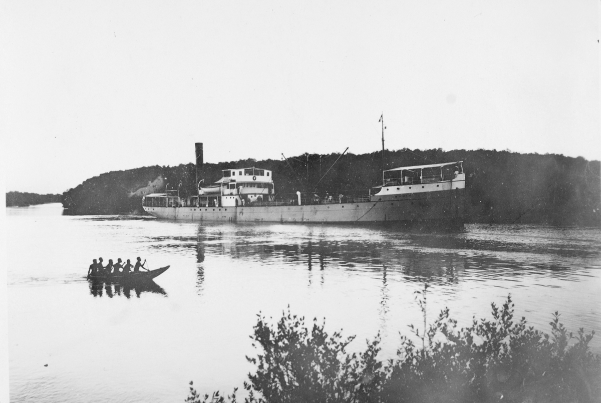 Mosambik 1914. Dampdrevet laste- og passasjerskip på vei opp floden til byen Quelimane.