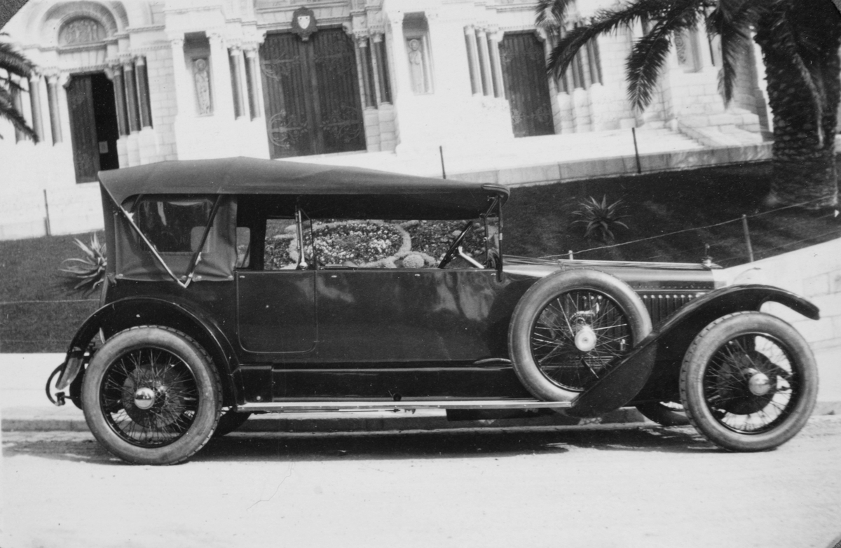 Familien Wilhelm August Thams' bil, Delage 1920-modell, utenfor St. Nicholas Cathedral i Monaco.