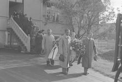 Kisten til Svanhild Eriksen bæres ut