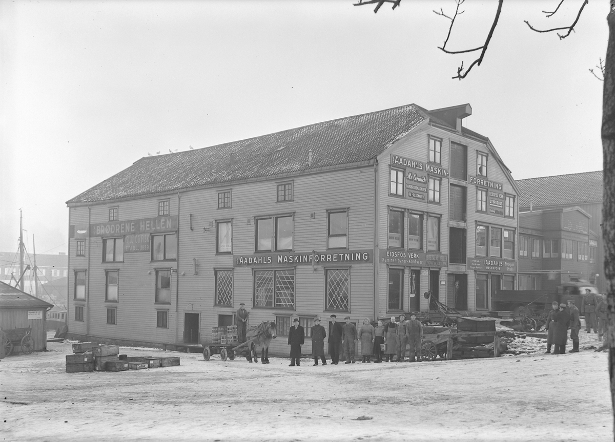 Brygge i Fjordgata 66 med arbeidsfolk og tyske soldater
