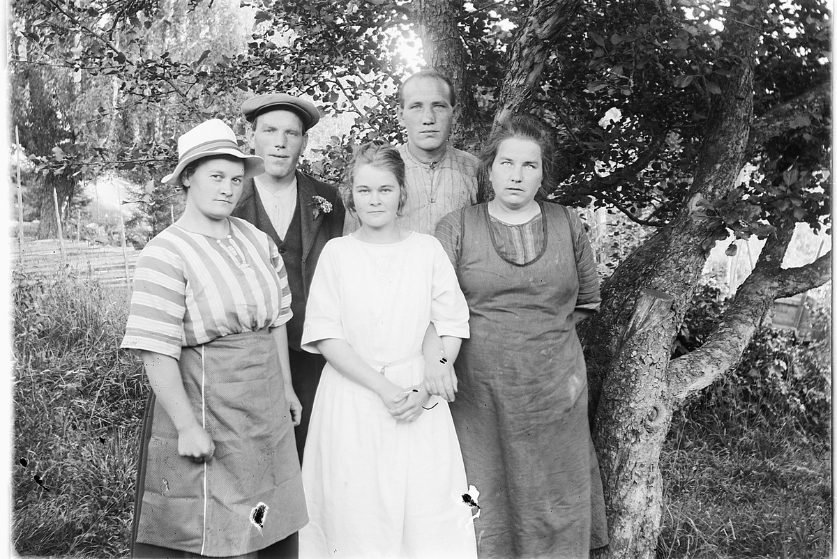 Familiegruppe 5. I Hage. Fra Doknes: Fra venstre: Anne (g. m. Ottar Aarlien), Johan Evenrud, Ragna Doknes, Petter Evenrud og Karen Evenrud. 