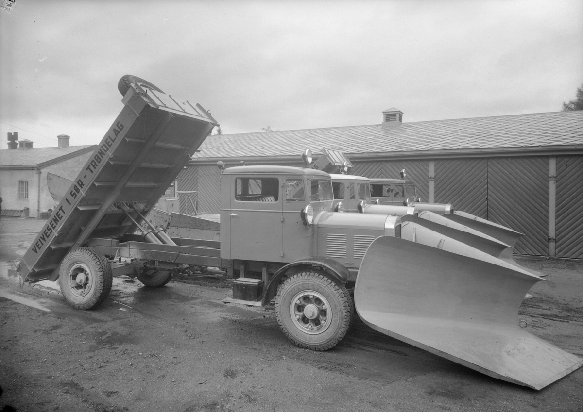 Tre FWD lastebiler påmontert brøyteutstyr ved veivesenets garasjer i Osloveien.
