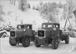 Fem FWD lastebiler påmontert fester for plog (?) ved veivese