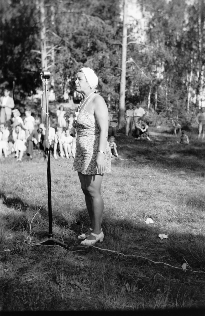 Svømmestevne,  svømmelærer Kristine Eliassen holder tale.