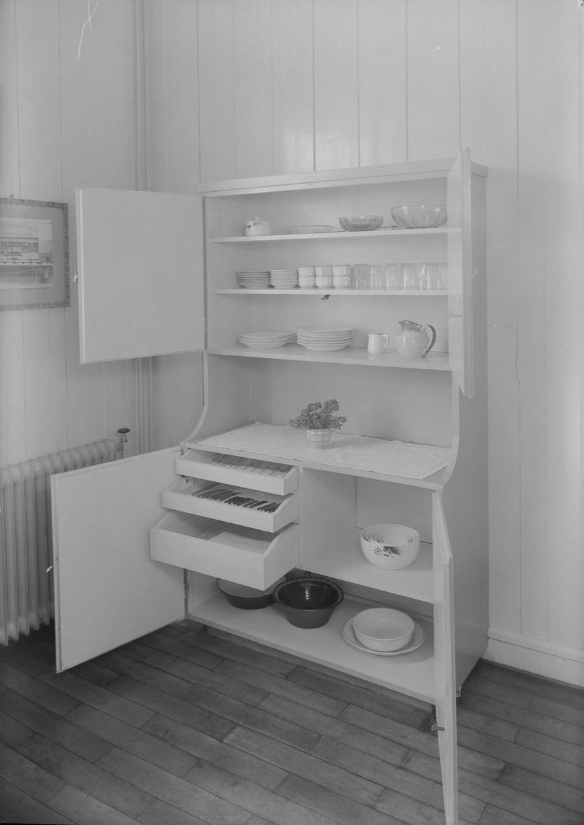 Praktiske skap på kjøkkenet på Ørland Husmorskole (Sør-Trøndelag fylkes Husmorskole)