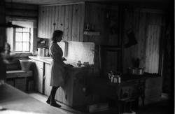 Kvinne i kjøkken
